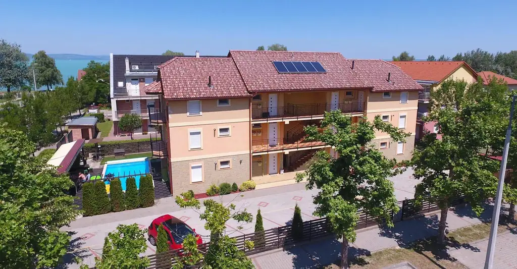 A Móricz Apartmanok épülete Siófokon, a Balaton közelében, madártávlatból
